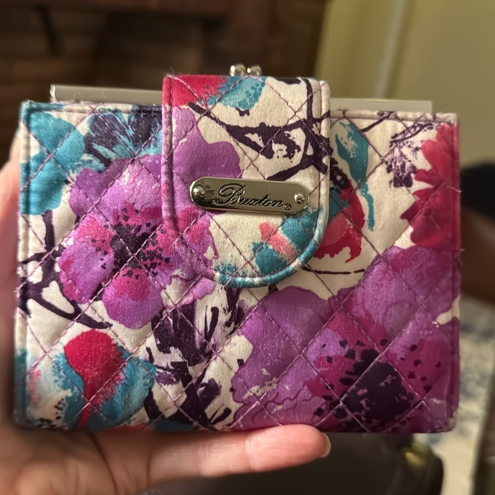 Buxton Bi-Fold Women’s‎ Wallet quilted floral double bills and card section